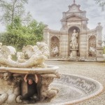 Aiutare a sorreggere la fontana di Villa Arconati