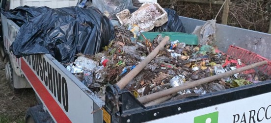 Rifiuti abbandonati, intervento straordinario al sentiero didattico di Garbagnate